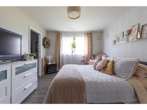 210 & 212 Douglas Place, Waseca, SK - Indoor Photo Showing Bedroom