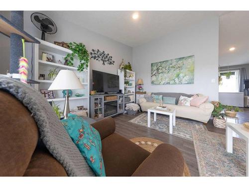 210 & 212 Douglas Place, Waseca, SK - Indoor Photo Showing Living Room