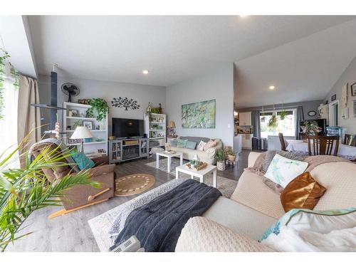 210 & 212 Douglas Place, Waseca, SK - Indoor Photo Showing Living Room