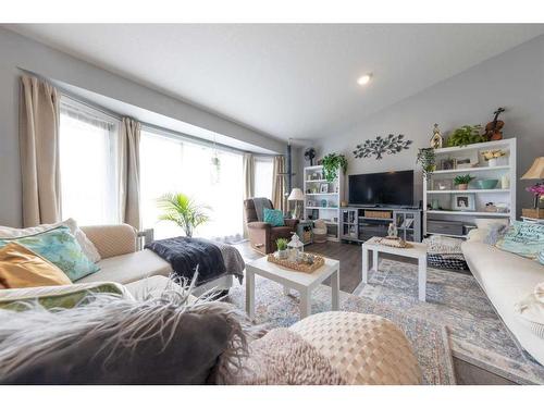 210 & 212 Douglas Place, Waseca, SK - Indoor Photo Showing Living Room