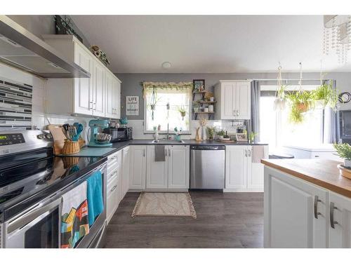 210 & 212 Douglas Place, Waseca, SK - Indoor Photo Showing Kitchen