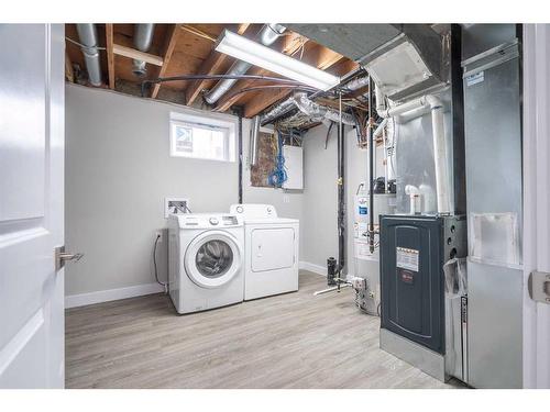 5010 54 Street, Lloydminster, AB - Indoor Photo Showing Laundry Room