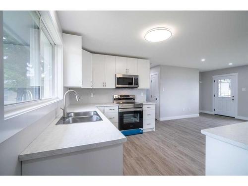 5010 54 Street, Lloydminster, AB - Indoor Photo Showing Kitchen With Double Sink