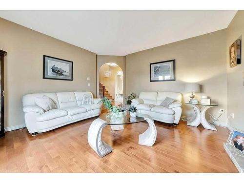 1620 53A Avenue Close, Lloydminster, AB - Indoor Photo Showing Living Room