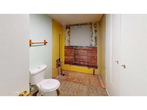 4504 49 Street, Lloydminster, SK - Indoor Photo Showing Bathroom