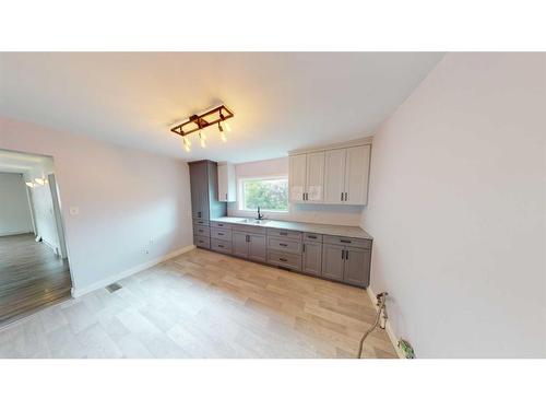 4504 49 Street, Lloydminster, SK - Indoor Photo Showing Kitchen