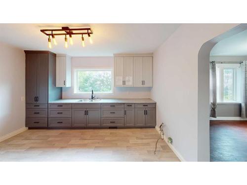 4504 49 Street, Lloydminster, SK - Indoor Photo Showing Kitchen