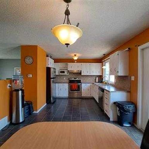 4113 52 Avenue, Lloydminster, AB - Indoor Photo Showing Kitchen