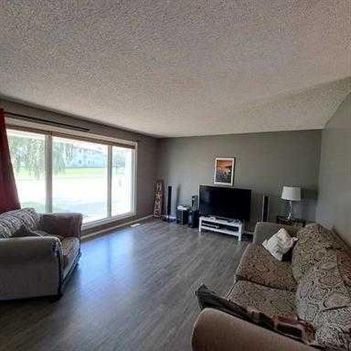 4113 52 Avenue, Lloydminster, AB - Indoor Photo Showing Living Room