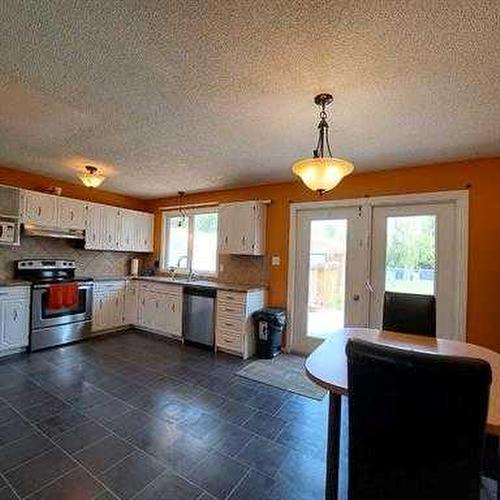 4113 52 Avenue, Lloydminster, AB - Indoor Photo Showing Kitchen