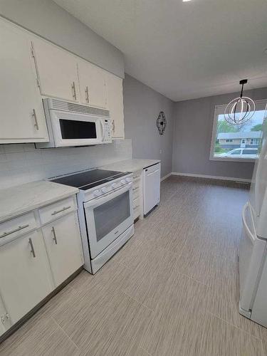 5014 Imperial Avenue, Coronation, AB - Indoor Photo Showing Kitchen