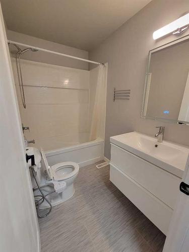 5014 Imperial Avenue, Coronation, AB - Indoor Photo Showing Bathroom