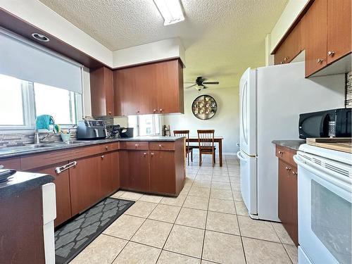 75 3 Street East, Lashburn, SK - Indoor Photo Showing Kitchen With Double Sink