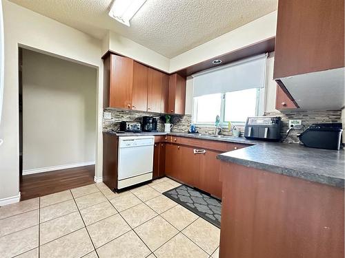 75 3 Street East, Lashburn, SK - Indoor Photo Showing Kitchen