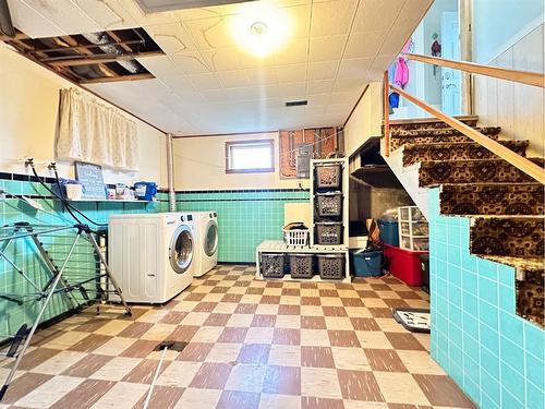 75 3 Street East, Lashburn, SK - Indoor Photo Showing Laundry Room