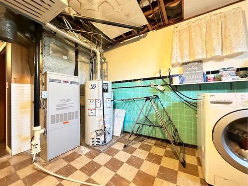 75 3 Street East, Lashburn, SK - Indoor Photo Showing Laundry Room