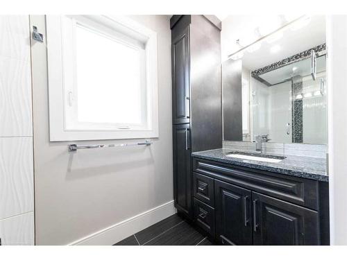 1807 59A Avenue, Lloydminster, AB - Indoor Photo Showing Bathroom