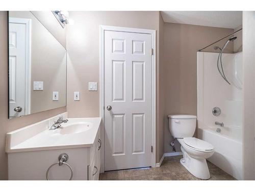 6608 39 Street, Lloydminster, AB - Indoor Photo Showing Bathroom