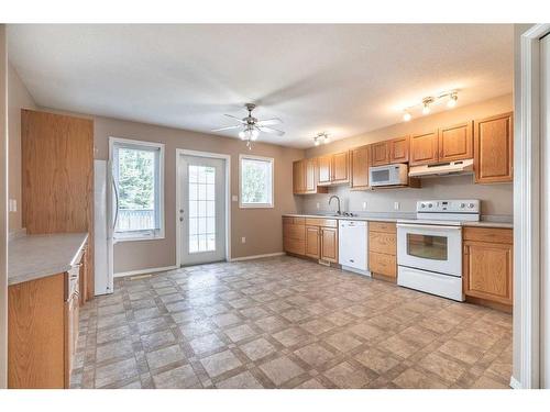 6608 39 Street, Lloydminster, AB - Indoor Photo Showing Kitchen