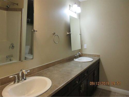 102-4102 69 Avenue, Lloydminster, AB - Indoor Photo Showing Bathroom