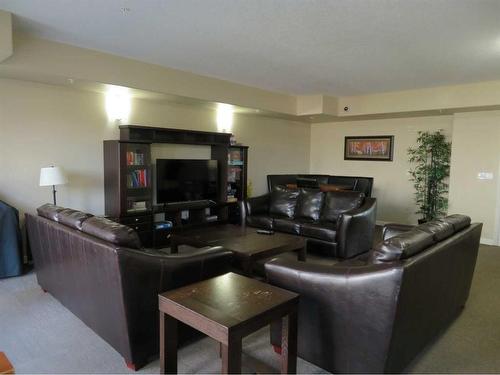 102-4102 69 Avenue, Lloydminster, AB - Indoor Photo Showing Living Room