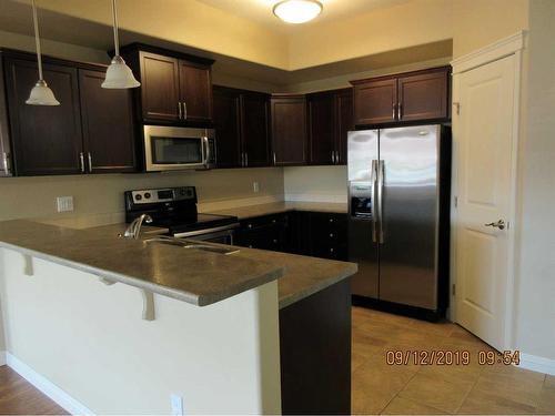 102-4102 69 Avenue, Lloydminster, AB - Indoor Photo Showing Kitchen With Double Sink