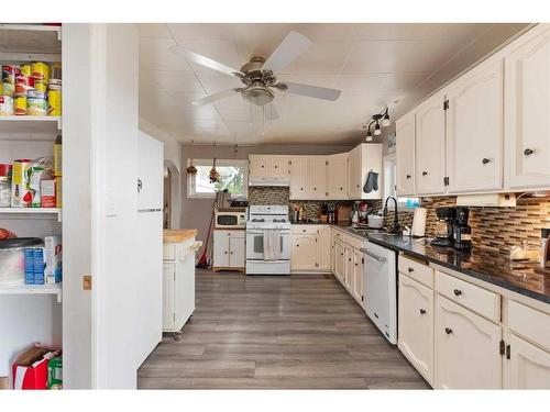 1-51119 Rge Rd 3272, Lloydminster, SK - Indoor Photo Showing Kitchen