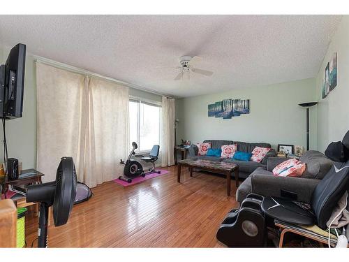 405 Main Street, Maidstone, SK - Indoor Photo Showing Living Room