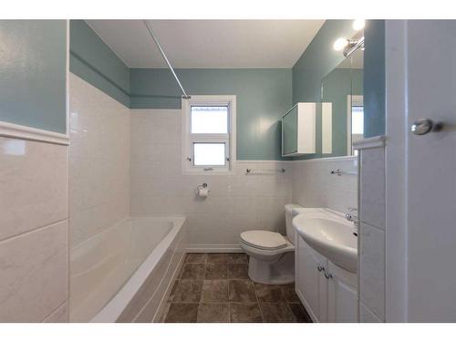 5203 46 Street, Lloydminster, AB - Indoor Photo Showing Bathroom