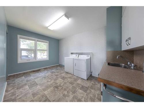 5203 46 Street, Lloydminster, AB - Indoor Photo Showing Laundry Room