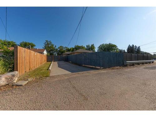 5203 46 Street, Lloydminster, AB - Outdoor