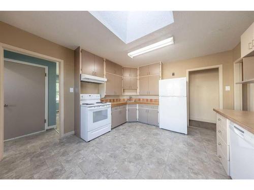 5203 46 Street, Lloydminster, AB - Indoor Photo Showing Kitchen