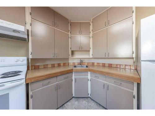 5203 46 Street, Lloydminster, AB - Indoor Photo Showing Kitchen