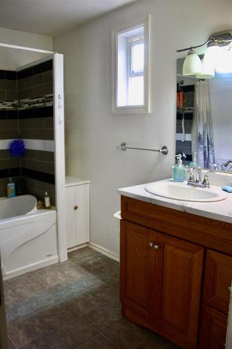 112 1St Avenue East, Neilburg, SK - Indoor Photo Showing Bathroom