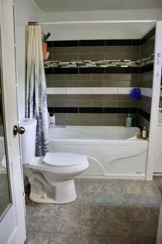 112 1St Avenue East, Neilburg, SK - Indoor Photo Showing Bathroom