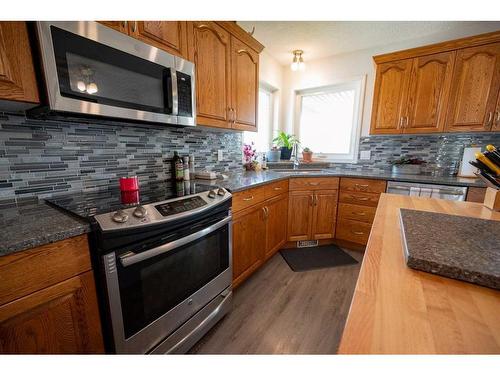 1137 24 Street, Wainwright, AB - Indoor Photo Showing Kitchen With Double Sink