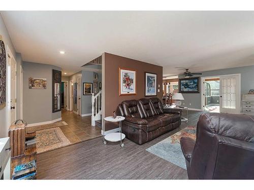 2606 51 Avenue, Lloydminster, AB - Indoor Photo Showing Living Room