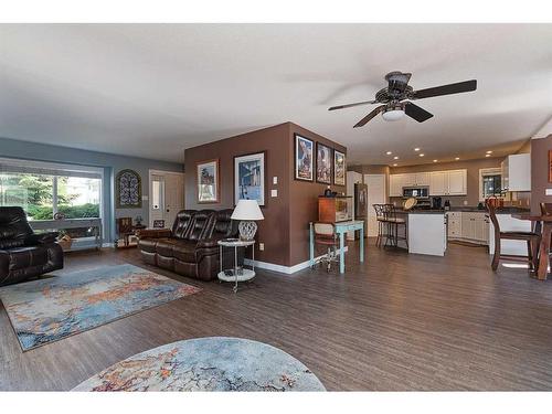 2606 51 Avenue, Lloydminster, AB - Indoor Photo Showing Living Room