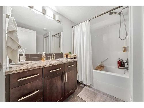 2023 56 Avenue, Lloydminster, AB - Indoor Photo Showing Bathroom