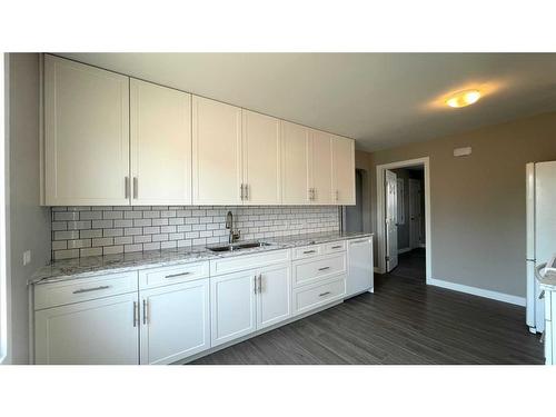 837 4 Avenue, Wainwright, AB - Indoor Photo Showing Kitchen