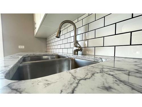 837 4 Avenue, Wainwright, AB - Indoor Photo Showing Kitchen With Double Sink