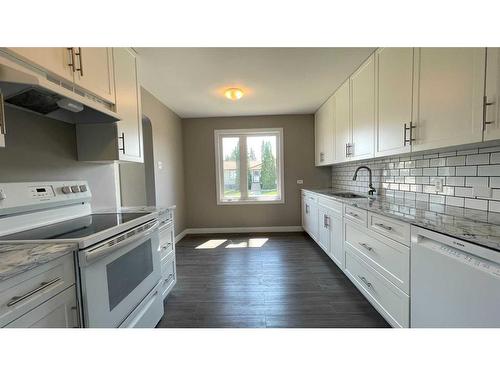 837 4 Avenue, Wainwright, AB - Indoor Photo Showing Kitchen