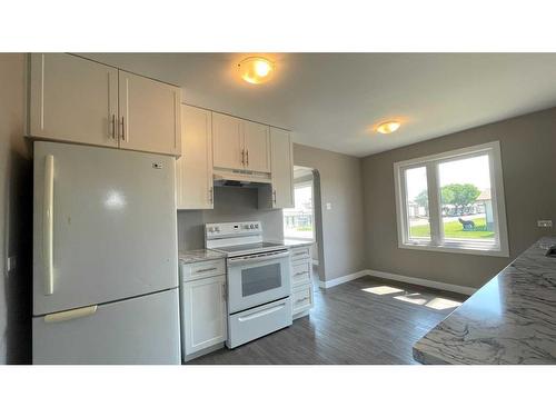 837 4 Avenue, Wainwright, AB - Indoor Photo Showing Kitchen