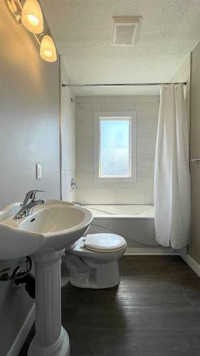 837 4 Avenue, Wainwright, AB - Indoor Photo Showing Bathroom