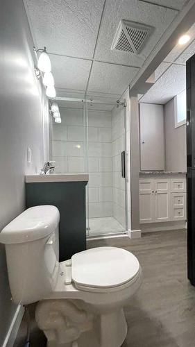 837 4 Avenue, Wainwright, AB - Indoor Photo Showing Bathroom