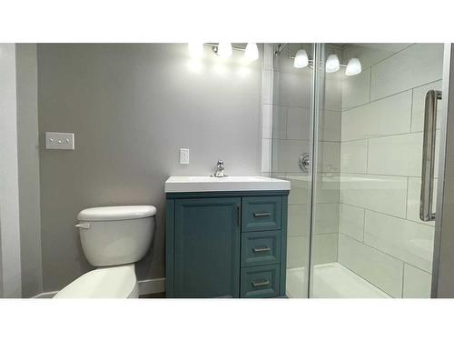 837 4 Avenue, Wainwright, AB - Indoor Photo Showing Bathroom