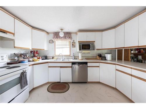 Ne-33-46-28-W3, Rural, SK - Indoor Photo Showing Kitchen With Double Sink