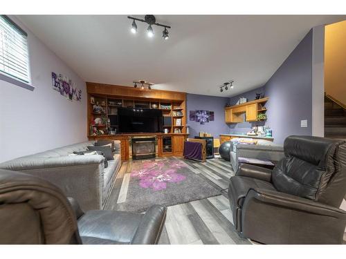 3609 64 Avenue Close, Lloydminster, AB - Indoor Photo Showing Living Room