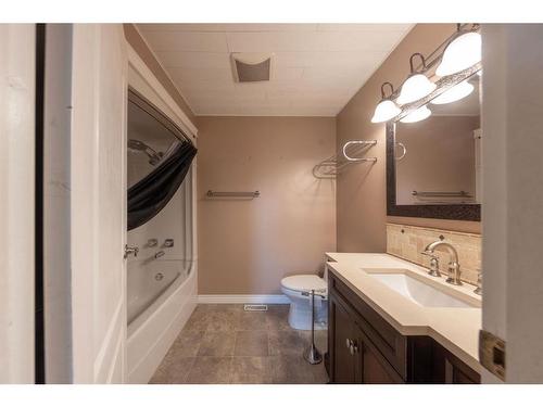 5406 31 Street, Lloydminster, AB - Indoor Photo Showing Bathroom