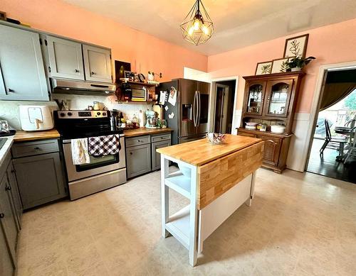 1102 3 Avenue, Wainwright, AB - Indoor Photo Showing Kitchen